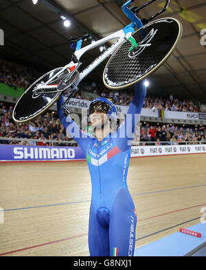 Der Italiener Filippo Ganna feiert den Goldsieg bei den Herren bei den UCI Track Cycling World Championships am dritten Tag im Lee Valley VeloPark, London. Stockfoto