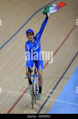 Am dritten Tag der UCI-Bahn-Weltmeisterschaft im Lee Valley VeloPark, London, feiert der Italiener Filippo Ganna im Einzel-Verfolgungsfinale der Männer den Goldsieg. Stockfoto