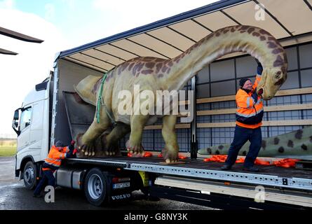 Im Port Lympne Wild Animal Park in der Nähe von Ashford, Kent, wird ein Lastwagen mit Dinosauriern entladen, da die letzte Sendung aus Deutschland kommt und als Dauerausstellung mit 103 anatomisch korrekten Dinosauriernachbildungen in den Park gestellt wird, die dieses Ostern eröffnen. Stockfoto