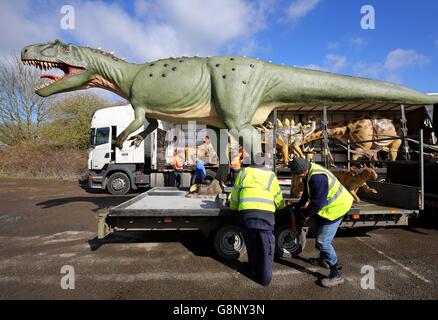 Im Port Lympne Wild Animal Park in der Nähe von Ashford, Kent, wird ein Lastwagen mit Dinosauriern entladen, da die letzte Sendung aus Deutschland kommt und als Dauerausstellung mit 103 anatomisch korrekten Dinosauriernachbildungen in den Park gestellt wird, die dieses Ostern eröffnen. Stockfoto