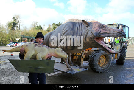 Im Port Lympne Wild Animal Park in der Nähe von Ashford, Kent, wird ein Lastwagen mit Dinosauriern entladen, da die letzte Sendung aus Deutschland kommt und als Dauerausstellung mit 103 anatomisch korrekten Dinosauriernachbildungen in den Park gestellt wird, die dieses Ostern eröffnen. Stockfoto