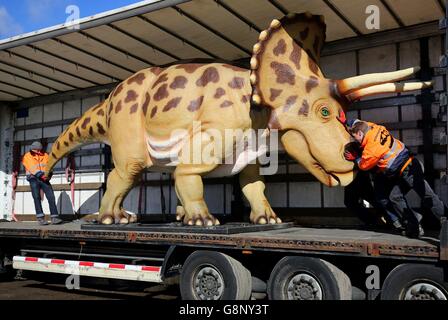 Im Port Lympne Wild Animal Park in der Nähe von Ashford, Kent, wird ein Lastwagen mit Dinosauriern entladen, da die letzte Sendung aus Deutschland kommt und als Dauerausstellung mit 103 anatomisch korrekten Dinosauriernachbildungen in den Park gestellt wird, die dieses Ostern eröffnen. Stockfoto