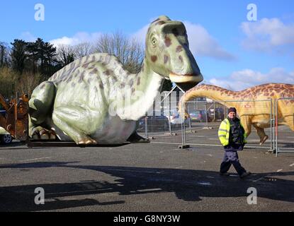 Im Port Lympne Wild Animal Park in der Nähe von Ashford, Kent, wird ein Lastwagen mit Dinosauriern entladen, da die letzte Sendung aus Deutschland kommt und als Dauerausstellung mit 103 anatomisch korrekten Dinosauriernachbildungen in den Park gestellt wird, die dieses Ostern eröffnen. Stockfoto