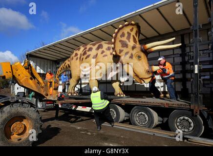 Im Port Lympne Wild Animal Park in der Nähe von Ashford, Kent, wird ein Lastwagen mit Dinosauriern entladen, da die letzte Sendung aus Deutschland kommt und als Dauerausstellung mit 103 anatomisch korrekten Dinosauriernachbildungen in den Park gestellt wird, die dieses Ostern eröffnen. Stockfoto