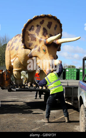 Im Port Lympne Wild Animal Park in der Nähe von Ashford, Kent, wird ein Lastwagen mit Dinosauriern entladen, da die letzte Sendung aus Deutschland kommt und als Dauerausstellung mit 103 anatomisch korrekten Dinosauriernachbildungen in den Park gestellt wird, die dieses Ostern eröffnen. Stockfoto