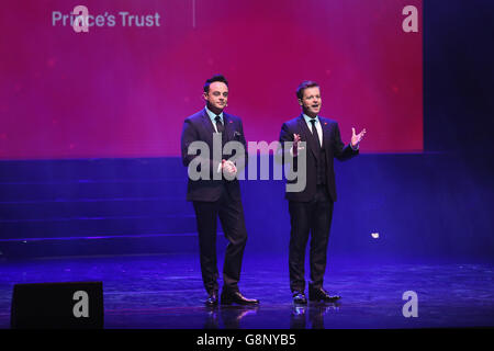 Anthony McPartlin (links) und Declan Donnelly auf der Bühne während des Prince's Trust feiern die Erfolgspreise im Londoner Palladium. Stockfoto