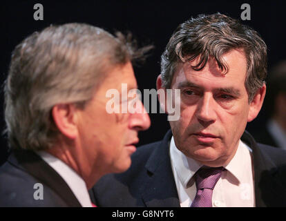 Schatzkanzler Gordon Brown (rechts) mit dem luxemburgischen Premierminister Jean-Claude Juncker vor dem ECOFIN- und Zentralbankentreffen auf der G-Mex in Manchester am Samstag, 10. September 2005. Sie werden die "fragile" europäische Wirtschaft und die wahrscheinlichen Auswirkungen steigender Ölpreise diskutieren, um zu vereinbaren, wie sichergestellt werden kann, dass es nicht zu einer EU-weiten Rezession kommt. Siehe PA Geschichte POLITIK Brown. DRÜCKEN Sie VERBANDSFOTO. Bildnachweis sollte lauten: Martin Rickett/PA/WPA Rota Stockfoto