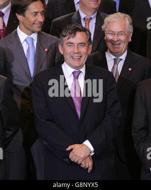 Schatzkanzler Gordon Brown (Mitte vorne) mit Mervyn King, Gouverneur der Bank of England (rechts) und anderen EU-Finanzministern, die für das Foto der ECOFIN- und Central Bankers-Gruppe auf dem G-Mex in Manchester am Samstag, 10. September 2005 posieren. Sie werden die "fragile" europäische Wirtschaft und die wahrscheinlichen Auswirkungen steigender Ölpreise diskutieren, um zu vereinbaren, wie sichergestellt werden kann, dass es nicht zu einer EU-weiten Rezession kommt. Siehe PA Geschichte POLITIK Brown. DRÜCKEN Sie VERBANDSFOTO. Bildnachweis sollte lauten: Martin Rickett/PA/WPA Rota Stockfoto