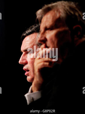 Bundeskanzler Gordon Brown und Jean-Claude Trichet, Präsident der Europäischen Zentralbank, sprachen nach dem ECOFIN- und Zentralbankentreffen auf der G-Mex in Manchester am 10. September 2005. Siehe PA Geschichte POLITIK Brown. DRÜCKEN SIE VERBANDSFOTO. Der Bildnachweis sollte lauten: Martin Rickett/Pool/PA Stockfoto