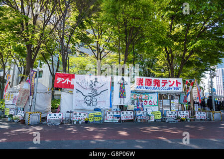 Anti-Nuclear besetzen Zelt vor Ministerium für Wirtschaft, Handel und Industrie, Kasumigaseki, Chiyoda-Ku, Tokyo, Japan Stockfoto