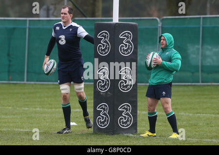 2016 RBS Six Nations - Irland Training Session - Carton House. Devin Toner (links) und Richardt Strauss während einer Trainingseinheit im Carton House, Dublin, Irland. Stockfoto