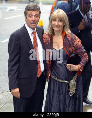 GMTV-Moderatoren Lynn Faulds Woods mit Ehemann John Stapleton für Kate Garraway's Hochzeit mit Derek Draper im St. Mary's-the Virgin in Primrose Hill, North London. .Samstag, 10. September 2005. DRÜCKEN SIE VERBANDSFOTO. Das Foto sollte lauten: Michael Stephens/PA. Stockfoto