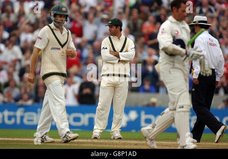 Australischer Kapitän Ricky Ponting sieht dejected, nachdem England die Option, das Spiel wegen schlechten Lichtes während des vierten Tages des fünften npower Test Spiel im Brit Oval, London, Sonntag, 11. September 2005 auszusetzen. DRÜCKEN Sie VERBANDSFOTO. Bildnachweis sollte lauten: Chris Young/PA. Stockfoto