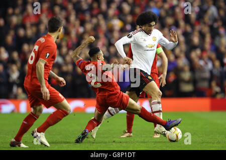 Liverpool gegen Manchester United - UEFA Europa League - sechzehnjährige Runde - Erstes Bein - Anfield. Marouane Fellaini von Manchester United (rechts) und Nathaniel Clyne von Liverpool in Aktion. Stockfoto