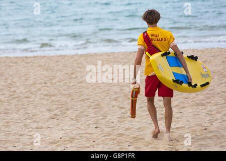 RNLI Rettungsschwimmer Trageausstattung Leben Schlitten Surf Board Alum Chine Beach, Bournemouth im Juni Stockfoto