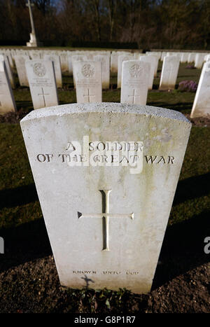 Gräber britischer Soldaten, die im Ersten Weltkrieg an der Somme kämpften, die auf dem Connaught Friedhof in der Nähe des Thiepval Memorial to the Missing of the Somme in Nordfrankreich begraben sind. Stockfoto