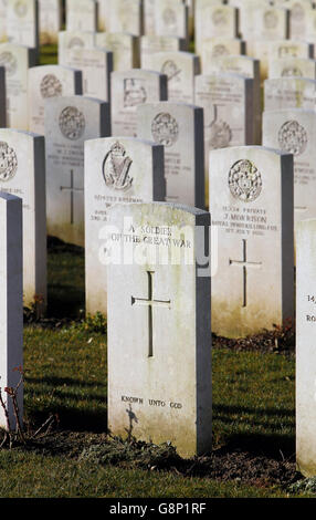 Gräber britischer Soldaten, die im Ersten Weltkrieg an der Somme kämpften, die auf dem Connaught Friedhof in der Nähe des Thiepval Memorial to the Missing of the Somme in Nordfrankreich begraben sind. Stockfoto