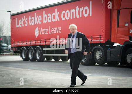 Der Bürgermeister von London Boris Johnson während einer Wahlurlaub-Kampagne bei der Europa Worldwide Frachtgesellschaft in Dartford, Kent. Stockfoto