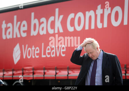 Der Bürgermeister von London Boris Johnson während einer Wahlurlaub-Kampagne bei der Europa Worldwide Frachtgesellschaft in Dartford, Kent. Stockfoto