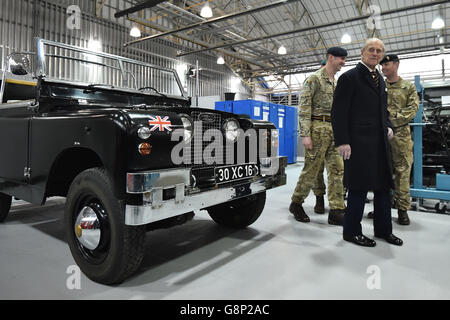 Der Duke of Edinburgh, Oberst der Royal Electrical and Mechanical Engineers (REME), blickt auf einen Black 60s zeremoniellen Land Rover Series 2A Escort Rover, der sich offiziell im Besitz der Queen Elizabeth, der Queen Mother, befindet, während eines Besuchs im neuen Zuhause von REME im MOD Lyneham in Wiltshire. Stockfoto