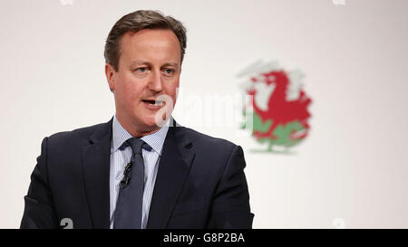 Premierminister David Cameron spricht bei der Frühjahrstagung der Walisischen Konservativen Partei im Llangollen Pavillion, llangollen, Nordwales. Stockfoto