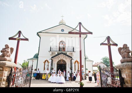 Mukyluntsi, Ukraine - 26. Juni 2016: erste Heilige Kommunion. Kinder übernachten in der Nähe von christlichen Kirche. Stockfoto