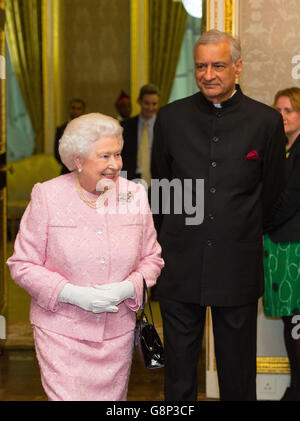 Königin Elizabeth II. Und der Commonwealth-Generalsekretär Kamalesh Sharma beim jährlichen Empfang des Commonwealth Day im Marlborough House, London. Stockfoto