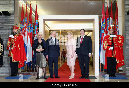 Der Prinz von Wales und die Herzogin von Cornwall posieren mit dem kroatischen Präsidenten Kolinda Grabar und ihrem Mann Jakovon, als sie zu einem Abendessen im Präsidentenpalast ankommen, am Anfang einer königlichen Tour durch den Balkan. Stockfoto