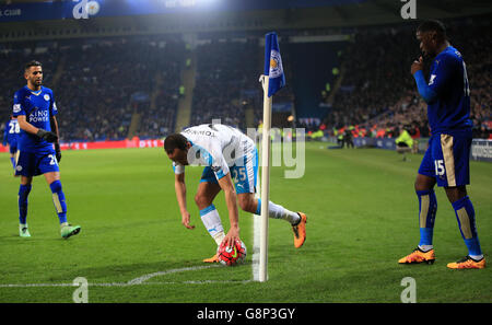 Andros Townsend von Newcastle United (Mitte) spielt den Ball für eine Ecke in Leicester City, während sie während des Spiels der Barclays Premier League im King Power Stadium, Leicester, die Uhr herunterspielen. Stockfoto