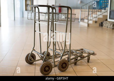 Zwei leere alte Flughafen Gepäckwagen aufgegeben Stockfoto