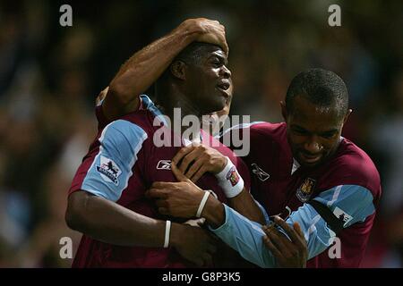 Fußball - FA Barclays Premiership - West Ham United / Aston Villa - Upton Park. Marlon Harewood (L) von West Ham United feiert nach dem zweiten Tor seiner Seiten Stockfoto