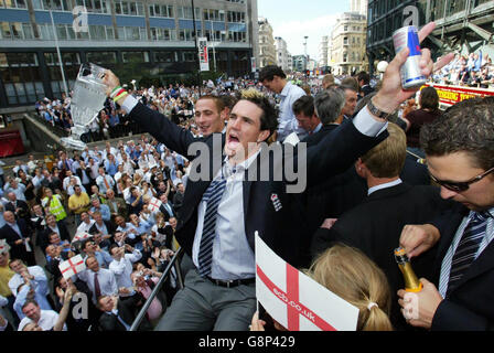 England Cricketer Kevin Pietersen feiert im Mannschaftsbus während der Ashes Siegesparade in London. England gewann die Asche nach dem letzten Test Match und gewann die Serie 2-1. Stockfoto