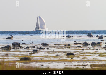 Kajütsegelboot außerhalb der Insel Gotland, Schweden Stockfoto
