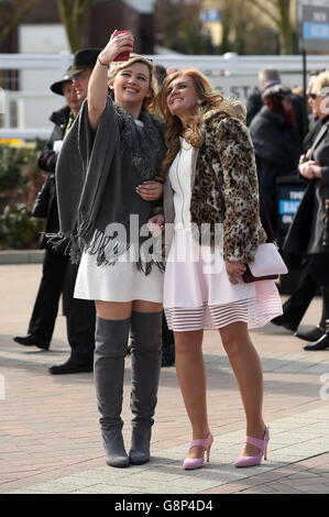 2016 Cheltenham Festival - Ladies Day - Cheltenham Rennbahn. Weibliche Rennfahrerinnen machen ein Selfie, als sie zum Ladies Day des Cheltenham Festivals 2016 auf der Pferderennbahn Cheltenham ankommen. Stockfoto