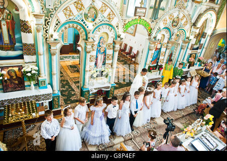 Mukyluntsi, Ukraine - 26. Juni 2016: erste Heilige Kommunion. Stockfoto