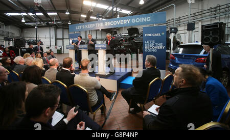 (Von links nach rechts) der britische Minister Damien, Taoiseach Enda Kenny und der Jobminister Richard Bruton skizzieren die Pläne der Fine Gael-Partei, die Lehrlingsausbildung bei Joe Duffy Motors in Dublin bis 2020 zu verdoppeln. Stockfoto