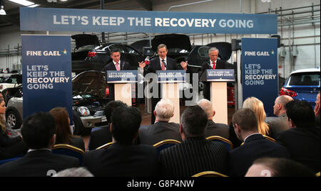 (Von links nach rechts) der britische Minister Damien, Taoiseach Enda Kenny und der Jobminister Richard Bruton skizzieren die Pläne der Fine Gael-Partei, die Lehrlingsausbildung bei Joe Duffy Motors in Dublin bis 2020 zu verdoppeln. Stockfoto