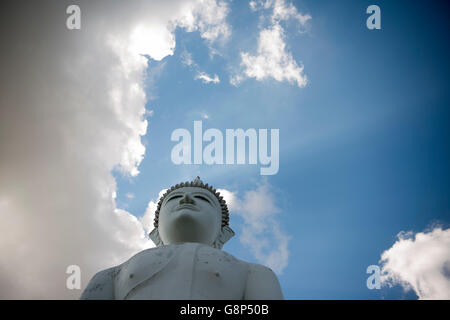 der Big Buddha an der Wat Khao Phanom Sawai in der Nähe der Stadt Surin im Isan in Thailand. Stockfoto