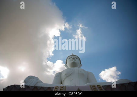 der Big Buddha an der Wat Khao Phanom Sawai in der Nähe der Stadt Surin im Isan in Thailand. Stockfoto