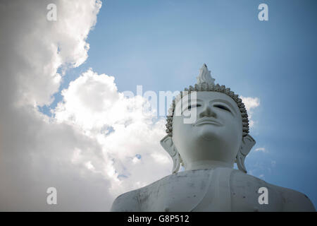 der Big Buddha an der Wat Khao Phanom Sawai in der Nähe der Stadt Surin im Isan in Thailand. Stockfoto