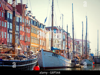 Kopenhagen, Nyhavn Wahrzeichen und Vergnügungsviertel mit antiken bunten Gebäuden und eine alte Schiffe vor Anker Stockfoto