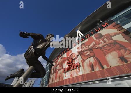 Arsenal gegen Barcelona - UEFA Champions League - 16. Runde - Erstes Teilstück - Emirates Stadium. Die Statue von Dennis Bergkamp vor dem Emirates Stadium Stockfoto