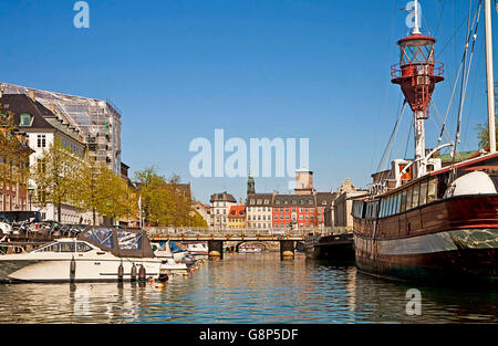 Kopenhagen, Dänemark - Blick auf Kanal Frederiksholm mit Lightvessel No. XI Hausboot und Brücken Stockfoto