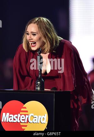 Brit Awards 2016 - Show - London. Adele erhält den Global Success Award auf der Bühne während der Brit Awards 2016 in der O2 Arena, London. Stockfoto