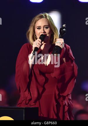 Adele erhält den Global Success Award auf der Bühne während der Brit Awards 2016 in der O2 Arena, London. Stockfoto