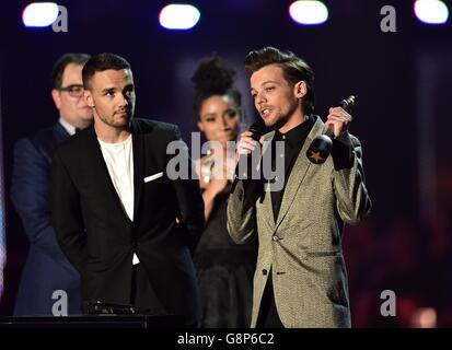 Liam Payne (links) und Louis Tomlinson von One Direction sammeln den Preis für das beste britische Video auf der Bühne während der Brit Awards 2016 in der O2 Arena, London. Stockfoto