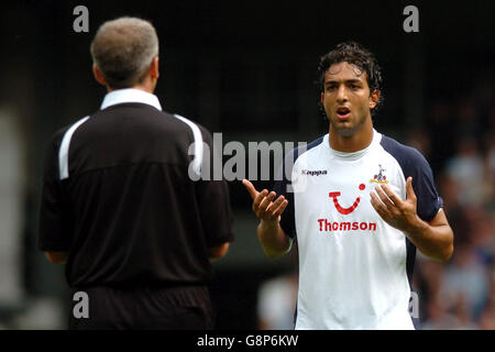 Fußball - FA Barclays Premiership - Tottenham Hotspur / Middlesbrough - White Hart Lane. Schiedsrichter Martin Atkinson hat ein Wort mit Mido von Tottenham Hotspur (r) Stockfoto