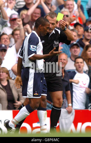 Fußball - FA Barclays Premiership - Tottenham Hotspur / Middlesbrough - White Hart Lane. Schiedsrichter Martin Atkinson bucht den Jermain Defoe von Tottenham Hotspur, weil er sein Tor überjubelte Stockfoto