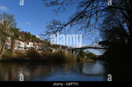 Projekt zur Erhaltung der Eisenbrücke. Ein Vermesser seils sich von der Eisernen Brücke über den Fluss Severn in Shropshire ab. Stockfoto