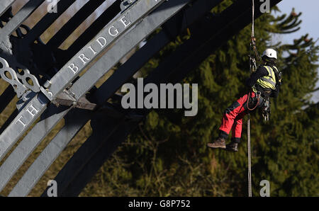 Ein Vermesser seils sich von der Eisernen Brücke über den Fluss Severn in Shropshire ab. Stockfoto